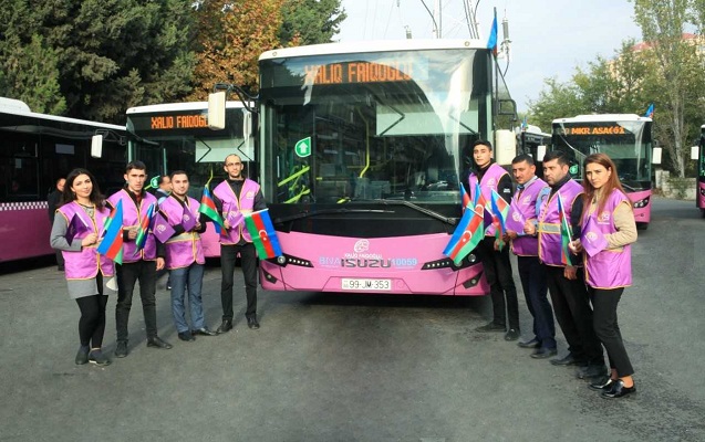 bakida-sernisinlere-bayraq-hediyye-edildi